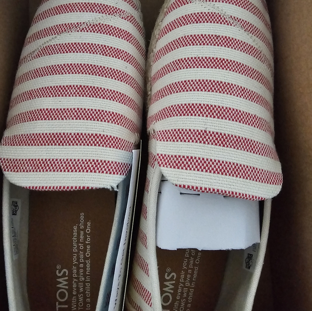 Toms - Picture 2 of 2